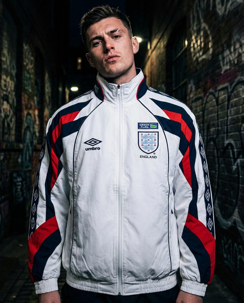 RetroEnglandModelFront_grande.
