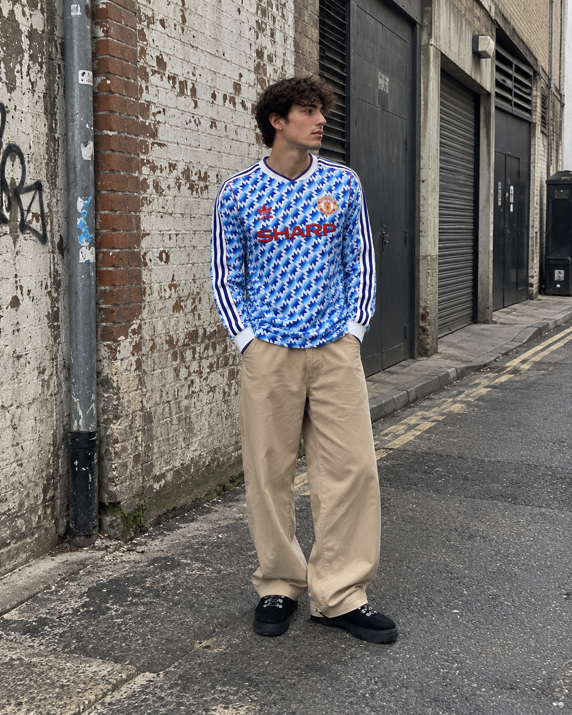 Manchester United 1990-92 blue snowflake away long sleeve shirt styled on model